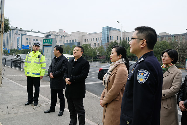 区领导钱素文,何念国,黄建春,王素贞,毛伟平,留红光等参加活动.