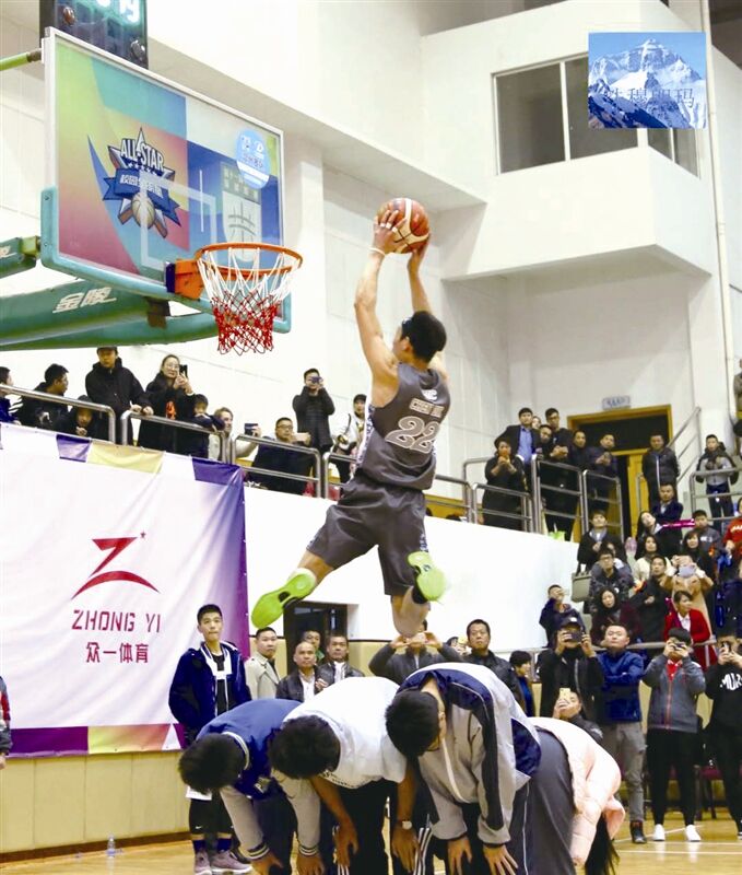 11月25日晚,2017年温州市第十一届中学生篮球联赛决赛在瓯海中学举行