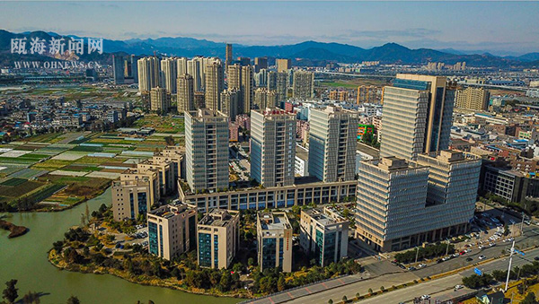 一等奖:《眼镜小镇》 苏巧将 摄