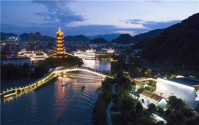 白象塔夜景.蔡温瑞摄