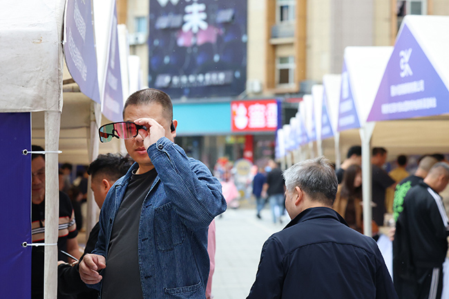 瓯海眼镜现货展“火力全开”!两天引流5000客商,迪拜买家狂扫20000副