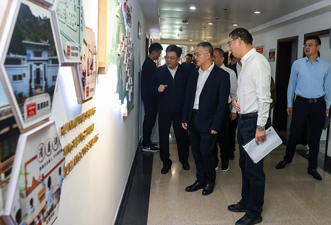 刘云峰走访调研区委有关部门