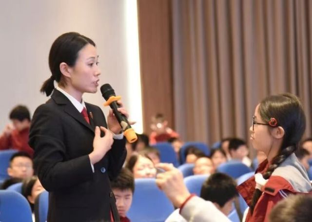 ˾��Ϊ���������� ��ȺӢ�����ܷ�ͬ�У���עȺ�ڵ������ڴ�