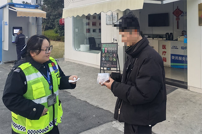 ����ů��˲�䣡ǧԪ�ֽ���赹��� ¦���շ�վ�ó��Ŵ�������