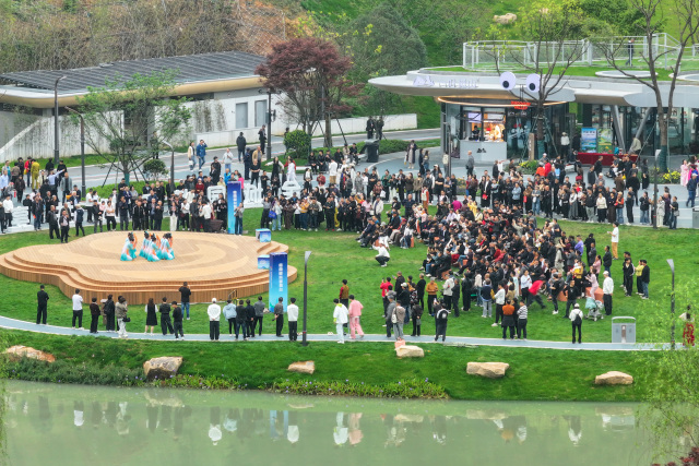 �ӡ��Թۡ�������Ϸ�����Ļ���Խ�����οͳ�Ϊ�������ˡ�